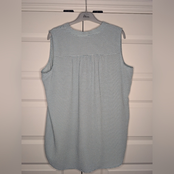 Vince Camuto 1X Womens V-Neck Tank Top Blue Patterned Lightweight - Picture 2 of 7